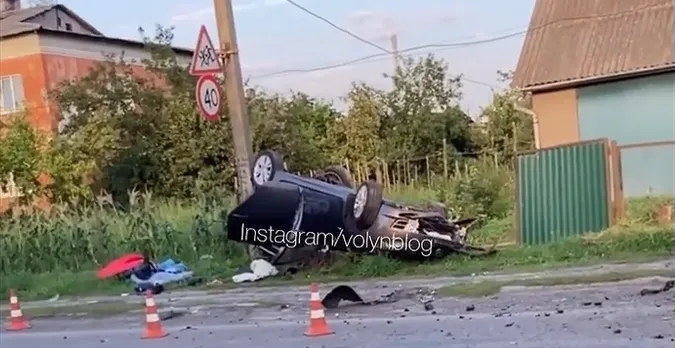У Турійську Mazda врізалась у стовп і перекинулася (відео)