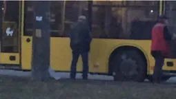 У Києві водій і кондуктор справили нужду на автобус (фотофакт)
