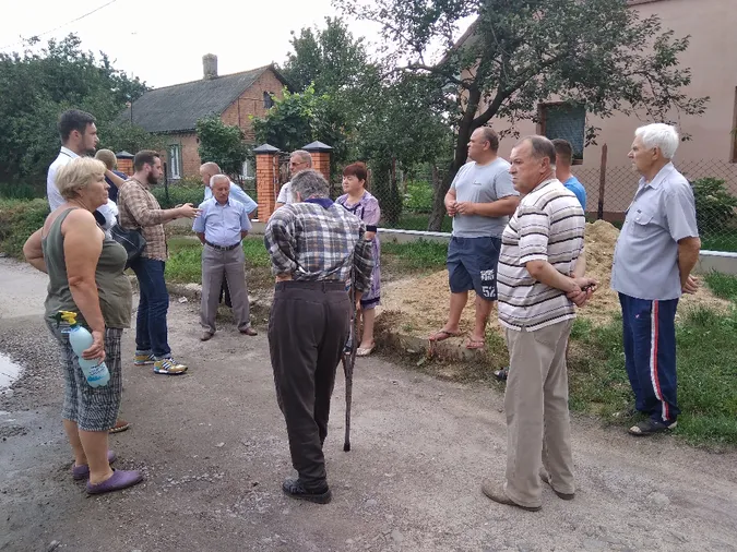Дорога, каналізація та дерева: на окрузі депутата Луцькради обговорили проблеми містян 