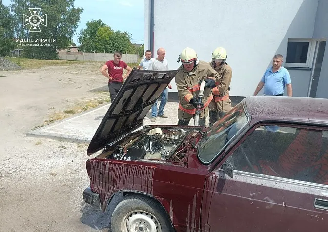 На Камінь-Каширщині посеред вулиці горів «жигуль» (фото)