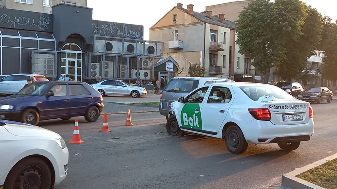 У Луцьку на проспекті Волі сталась ДТП за участю таксі (фото)
