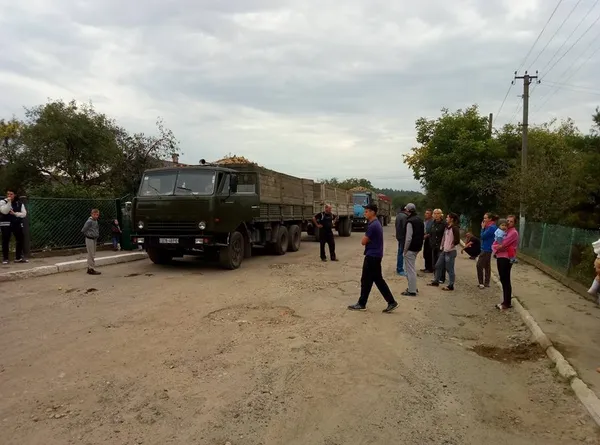 Люди страйкують через перевантажені буряковози для заводу в Іваничах (фото)