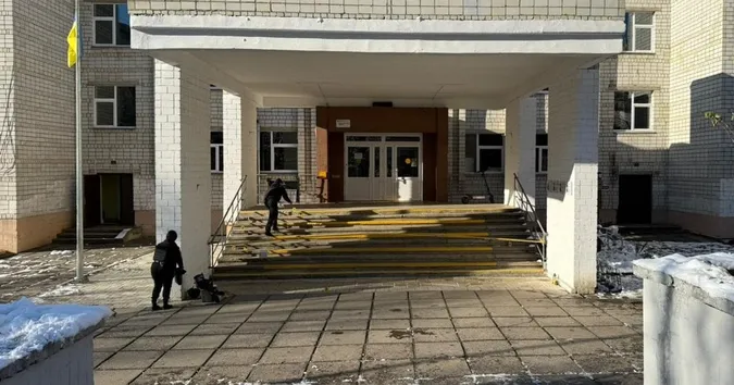 У Львові на подвір'ї школи батьки влаштували стрілянину, є поранені (відео)