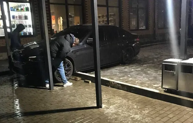 У Луцьку авто влетіло в зупинку навпроти «Гостинця» (фото)