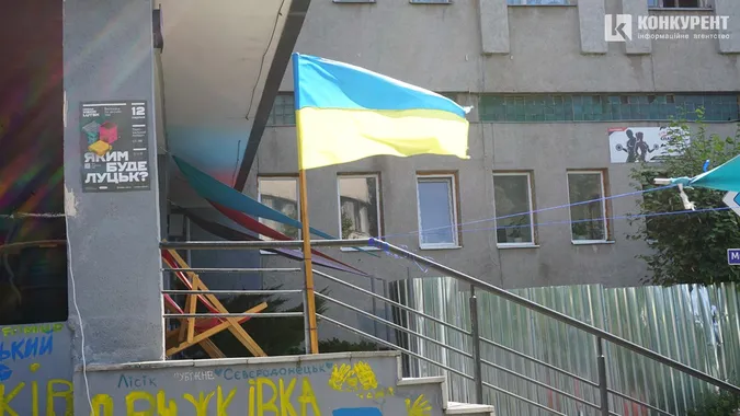 У День прапора лучани вбрались у сорочки, а будинки прикрасили стягами (фото)