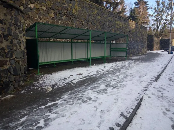 Навіс поставили, але смітник в Луцьку мокне на дорозі (фото)