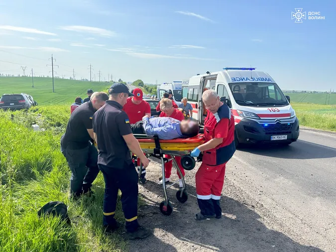 Волинські сапери по дорозі на Схід допомогли потерпілим у ДТП на Рівненщині (фото)