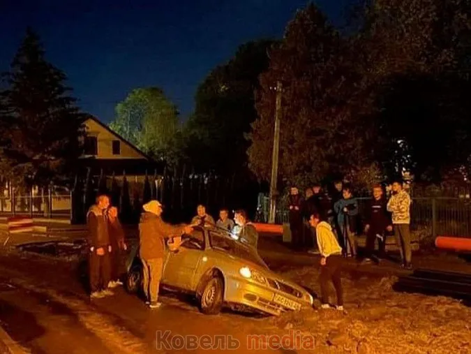 У Ковелі легковик «пішов під землю» (фото)