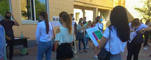 На Волині через мобільні телефони вигнали 11 учасників ЗНО