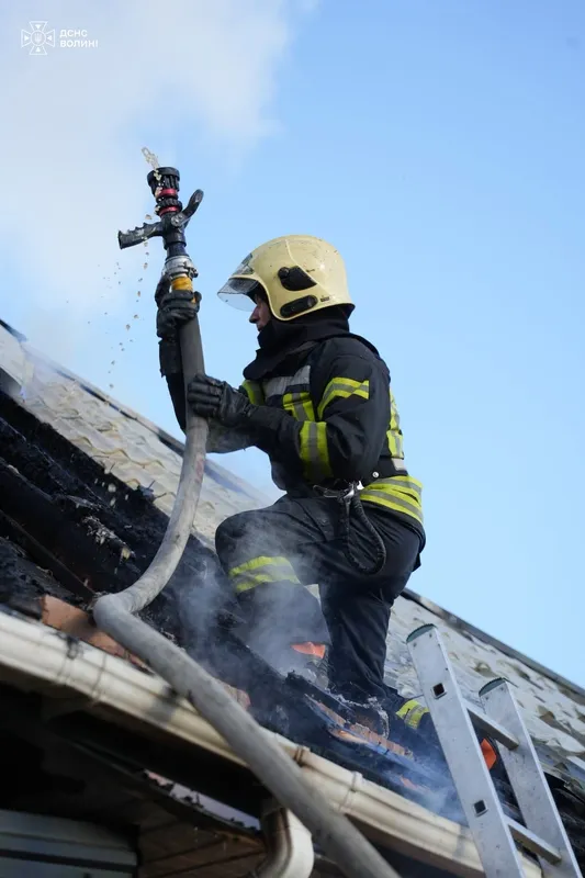 Горіла покрівля: під Луцьком рятувальники гасили житловий будинок (фото)