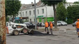 Довбають і латають: що коїться на проспекті Волі в Луцьку (фото)