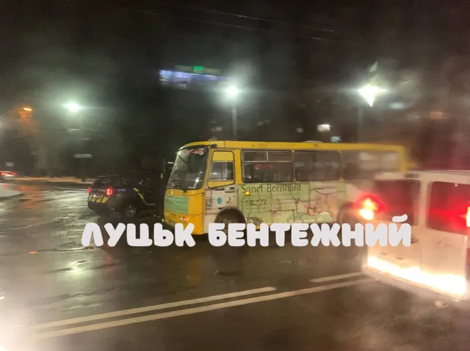 У центрі Луцька легковик врізався у маршрутку
