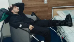 «Без операції не обійшлось»: у відомого співака з Волині серйозна травма ноги (фото)