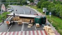 Водій фури не впорався з керуваням: повідомили деталі аварії з села під Луцьком (фото)