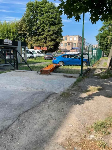 У Луцьку легковик зніс зарядну станцію (фото, відео)