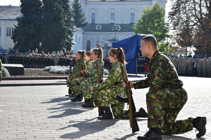 Зі зброєю і прийомами рукопашки: як приймали в Луцьку в ліцеїсти (ФОТО)