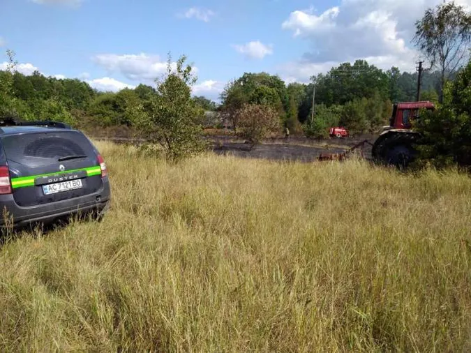 На Волині через спалювання сухої трави згоріли дві хати (фото)