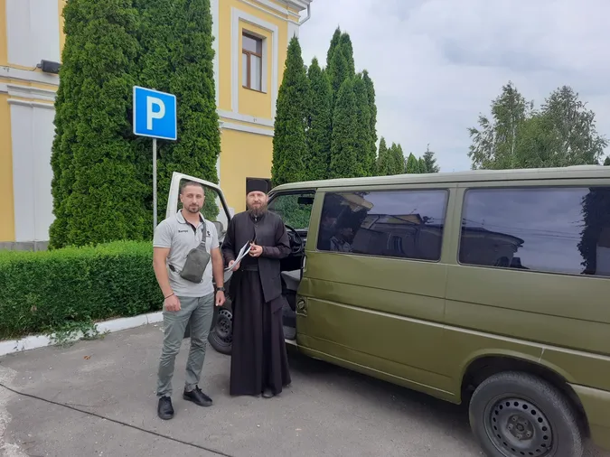 Громада волинського монастиря скинулась на авто для захисників