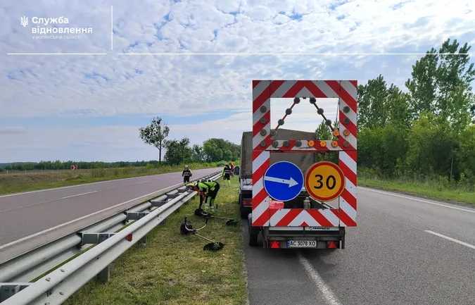 На Волині вздовж важливих доріг викошують траву: для чого (фото)