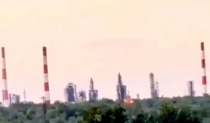 ЗСУ уразили Сизранський нафтопереробний завод (відео)