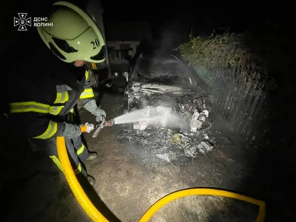 Нічна пожежа на Волині: у Затурцях загорівся легковий автомобіль (фото)