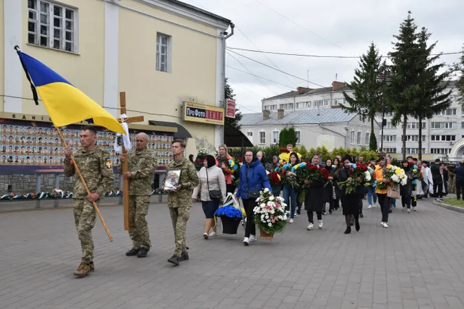 У Луцьку попрощалися з полеглим офіцером-розвідником Віталієм Петруком (фото)