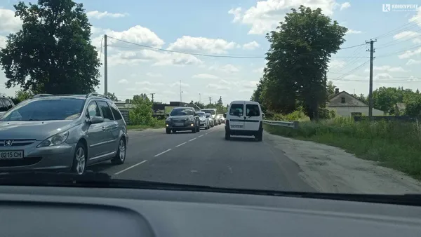 На вихідні – на Світязь: у Любомлі – довжелезна автотягучка (фото, відео)