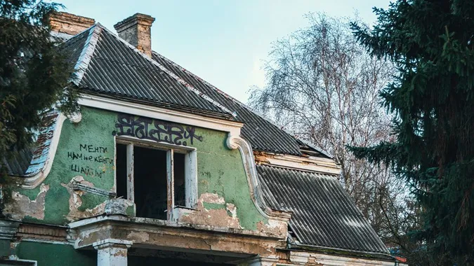У Луцьку розчистили хащі біля занедбаного будинку на Ярощука (фото)