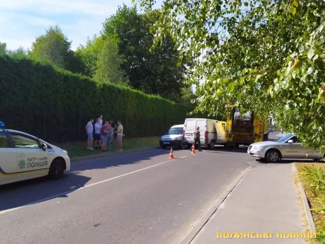 Бус, сміттєвоз і легковик: у Луцьку – аварія біля «Срібних лелек» (фото)
