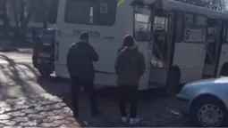 У Луцьку на Перемоги легковик в'їхав у маршрутку (відео)