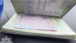 Хотів «відмазати»: у Луцьку товариш водія дав хабар патрульним