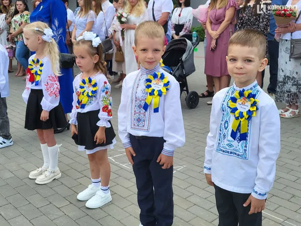 1 вересня у луцькому ліцеї №10: лінійка для першачків та випускників (фото)