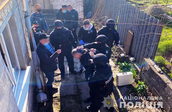 У Маріуполі чоловік сокирою потрощив майно супермаркету «АТБ» (відео)