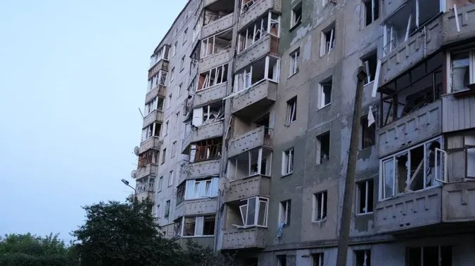 У Луцьку відновлення будинку після обстрілу може затягнутися: що там коїться