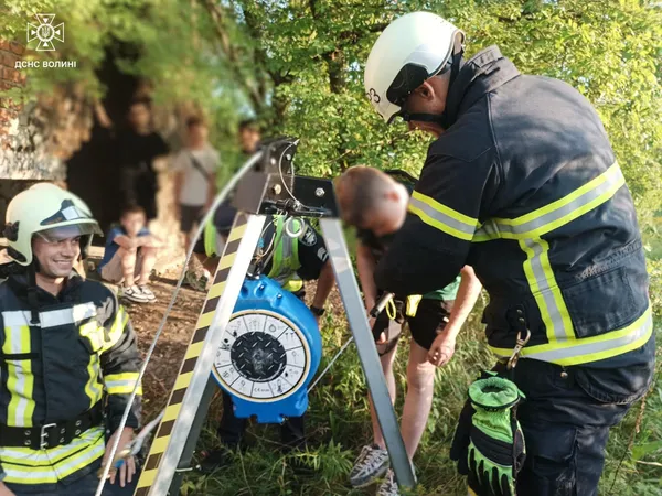 У Луцьку рятувальники витягнули 14-річного хлопця з колекторного колодязя (фото)