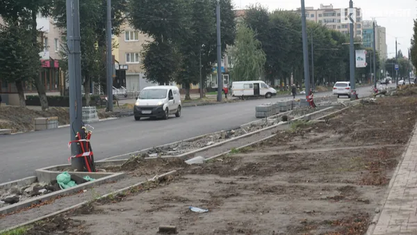 Їздять, ходять, ремонтують: що відбувається на проспекті Волі у Луцьку (фото)