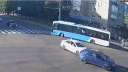 У Луцьку автохам зухвало «підрізав» навчальне авто (відео)