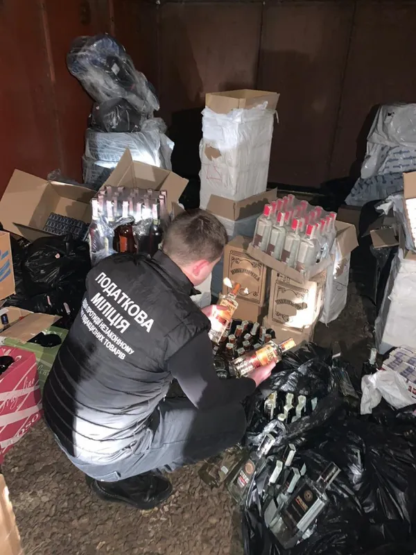 У Луцьку знайшли гаражі, звідки постачали на ринок безакцизні цигарки й алкоголь (фото)