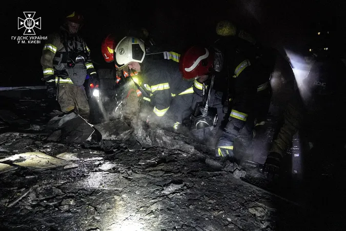 Нічна атака ворога: у Святошинському районі Києва горів магазин (фото, відео)