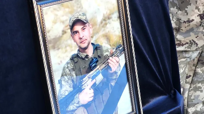 Майже 14 місяців очікування: у Ковелі попрощалися з воїном Романом Ющенком (фото)