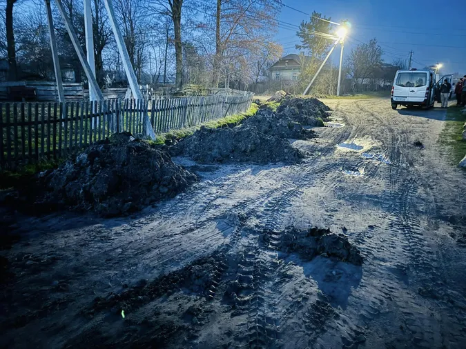 На Волині воїн без обох ніг ремонтує вулицю, бо не може їхати на візку (фото)
