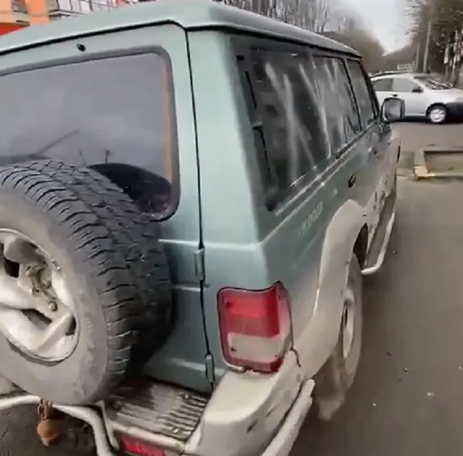 У Луцьку невідомі розписали матюками машину атовця (відео)