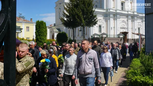 Сльози мужніх: Луцьк на колінах проводжав молодого Героя (фото, відео)