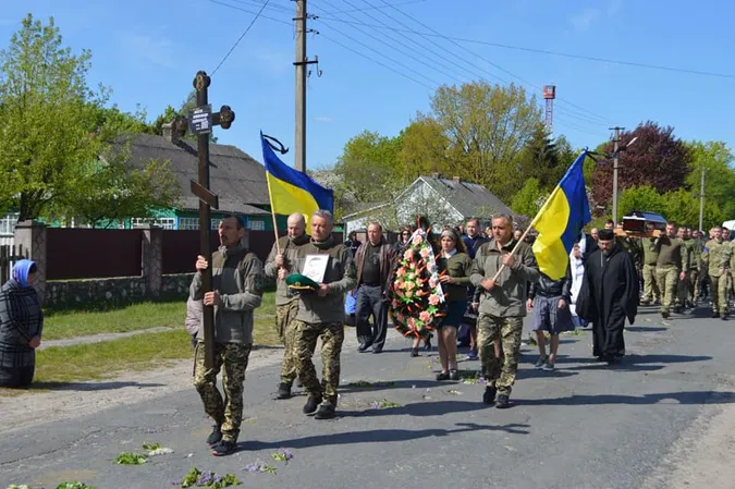 У рідному селі навколішки зустріли загиблого волинського захисника (фото)