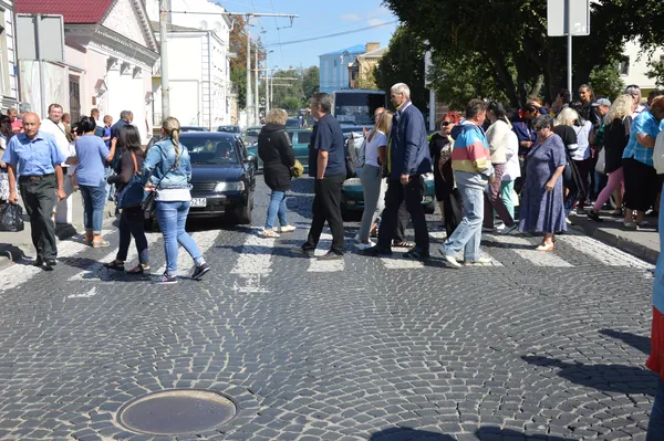 Лучани перекрили дорогу та заблокували міську раду (фото)