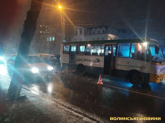 У Луцьку автомобіль врізався у маршрутку: пасажира госпіталізували (фото)