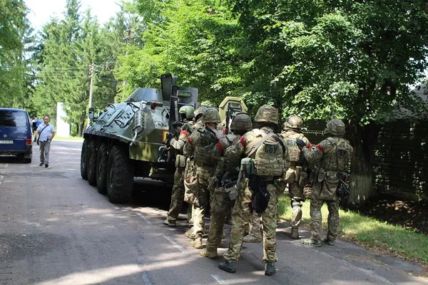 Заручники на луцькому аеродромі: відбулися антитерористичні навчання (відео, фото)