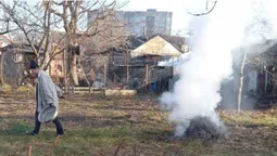 У Луцьку муніципали покарали чоловіка, який спалював гілля й листя (фото)