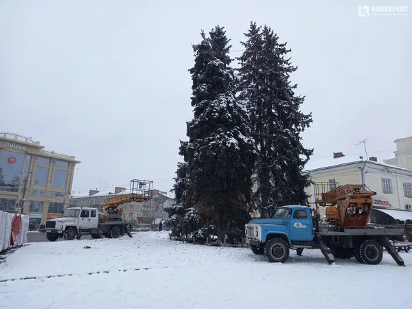 Луцьк готується до Нового року: почали встановлювати та прикрашати ялинки (фото, відео)