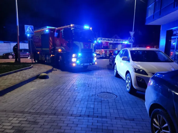 Проїзд до ЖК «Яровиця» у Луцьку був повністю заблокований автівками, – ДСНС (фото)